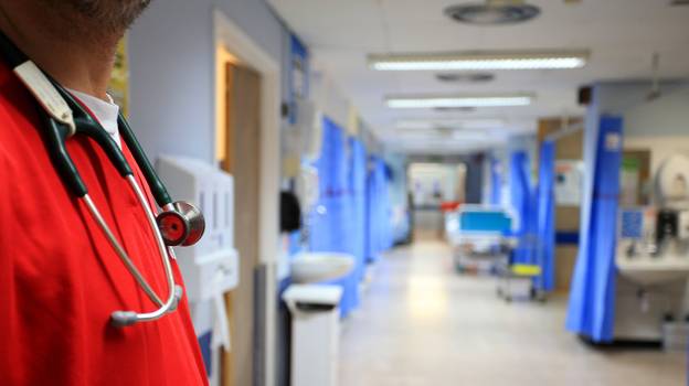 4,500名退休的医生和护士已经签约返回NHS