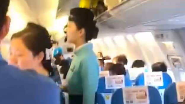乘客开启飞机的急诊门，因为她感到“太闷了”