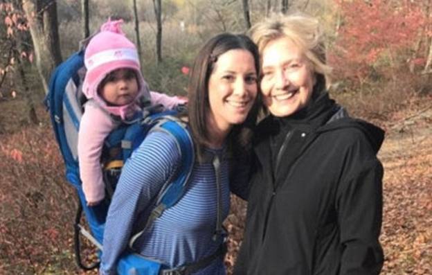 批评家声称希拉里·克林顿（Hillary Clinton）在树林里的照片上演了