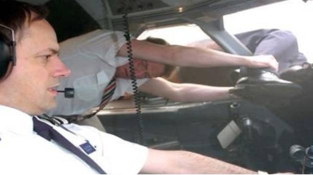 飞行员在23,000英尺处被吸出的飞行员的惊人故事，并幸存下来