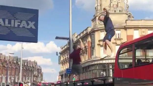 从公共汽车跳跃后，英格兰·粉丝通过巴士站屋顶撞车