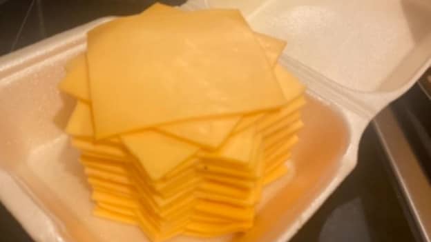 一名学生点了烤肉串，却只送了40片奶酪
