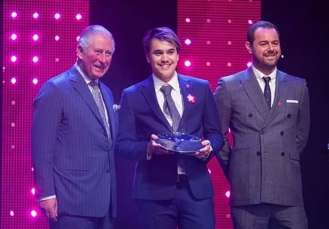 威尔士亲王仍然对Danny Dyer（右）和年度导师奖Rahul Mehra的获胜者感到很开心。信用：PA
