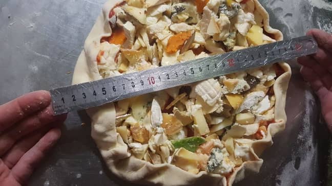 本尼迪克特确保披萨符合吉尼斯世界纪录要求。图片来源：Déliss'Pizza