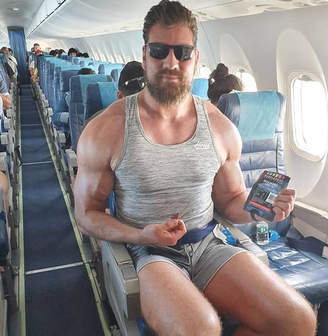 菲特斯在飞机上。学分：Instagram“width=