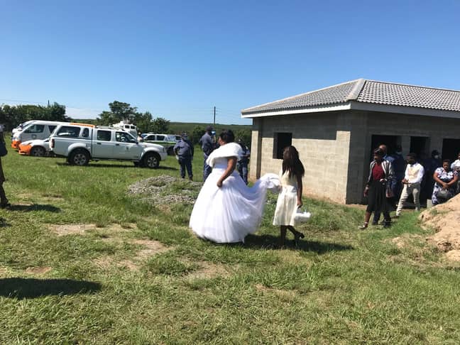 新娘和新郎在仪式违反了南非严格的锁定措施后被捕。学分：Twitter/umhlathuze