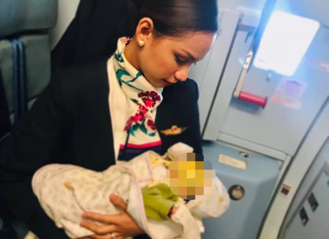 婴儿的妈妈在飞机上用完牛奶。图片来源：纽约