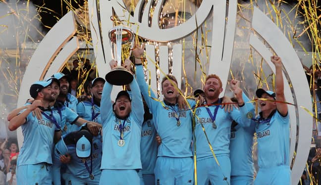 英格兰队长埃恩·摩根（Eoin Morgan）赢得了板球世界杯决赛后，举起了奖杯。学分：PA