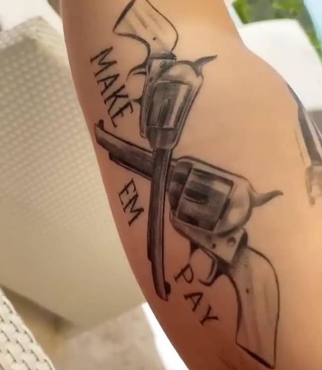 二头肌纹身带有“ make'em付款”一词。学分：Instagram/Justinbieber