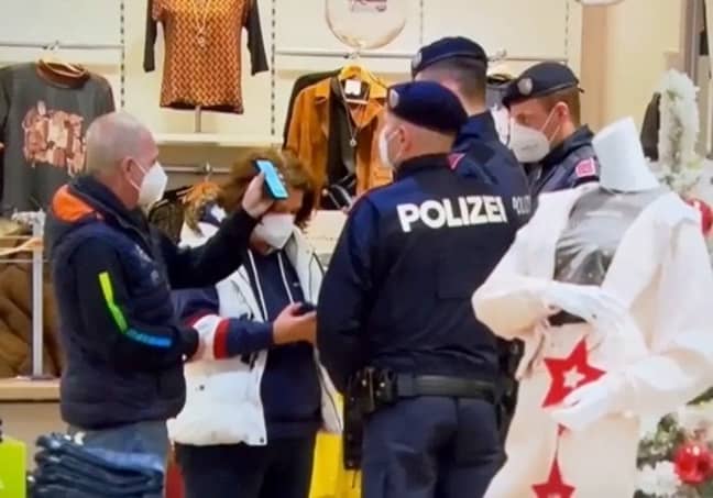 奥地利警察检查人员被允许出去。信用：ORF2
