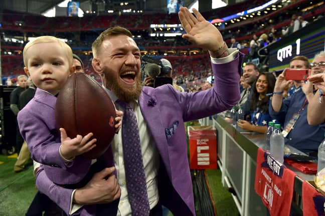 麦格雷戈（McGregor）和他的儿子在2019年初的超级碗比赛中