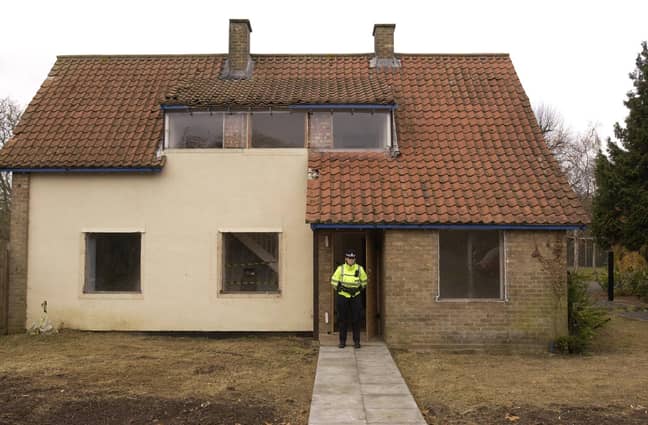 一名警察站在伊恩·亨特利（Ian Huntley）的家外面。学分：PA