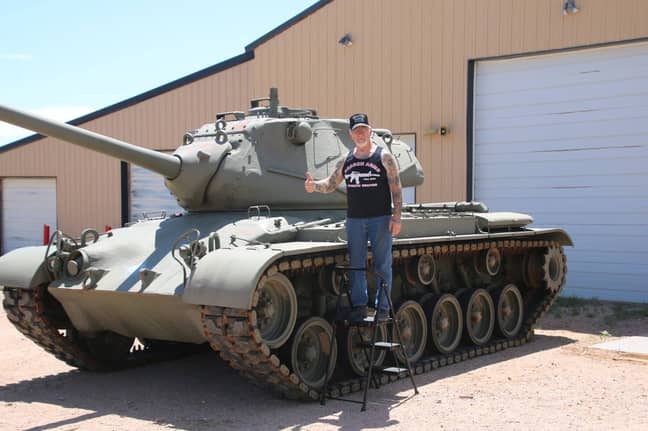 梅尔站在他的坦克旁边