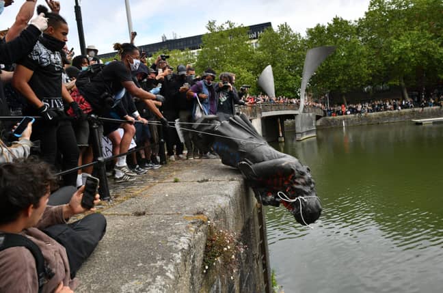 抗议者将爱德华·科尔斯顿雕像扔进了布里斯托尔港。学分：PA“width=