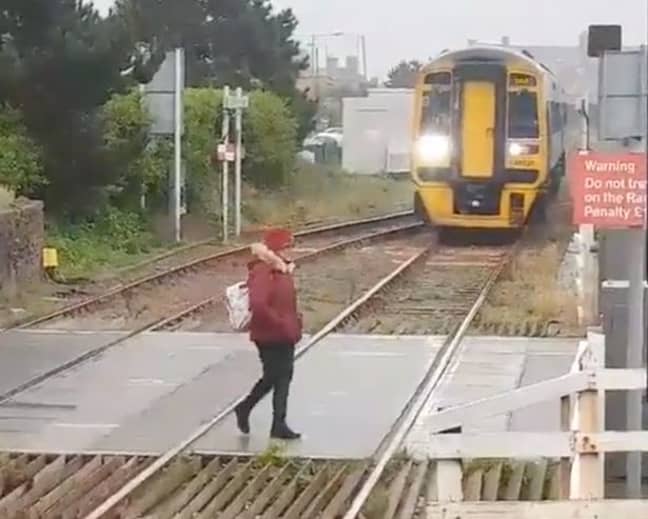 当她漫步到轨道上时，那个女人看起来并不像匆忙。信用：威尔士在线