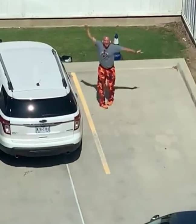 艾登（Aiden）的父亲会在医院的停车场跳舞，以保持精神振奋。信用：威尔·史密斯/Snapchat