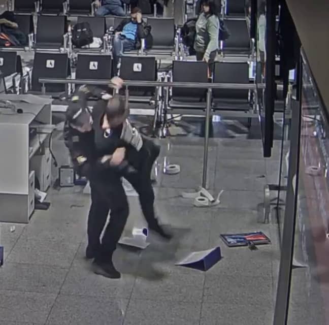 机场保安出现了，将家伙纠缠在地板上。学分：East2West新闻必威备用网