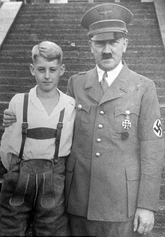 卢茨的儿子与希特勒站在一起。学分：汉森一家拍卖师/BNP