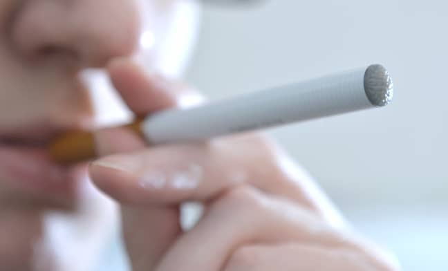英格兰公共卫生已警告人们围绕着烟雾的神话。学分：PA“width=
