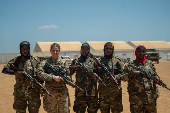 CPL Sophie Fitzhugh与索马里国民军队的部队。信用：国防部“width=