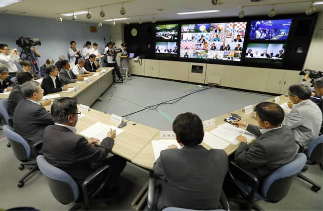 政府官员观看N Korean导弹测试