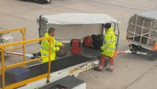 行李处理人员不小心将行李箱扔到购物车上。信用：NewsF必威备用网lare