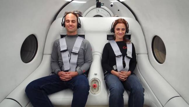 乔什·吉格尔（Josh Giegel）和萨拉·卢切安（Sara Luchian）是第一对骑在维珍超级卢布（Virgin Hyperloop）上的一对。信用：YouTube/Virgin Hyperloop