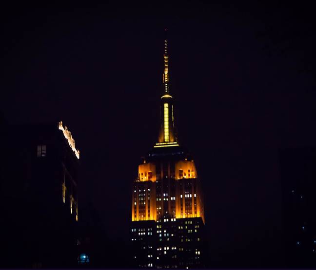 为了纪念辛普森一家，帝国州被黄色的灯光装饰。学分：纽约市市长办公室