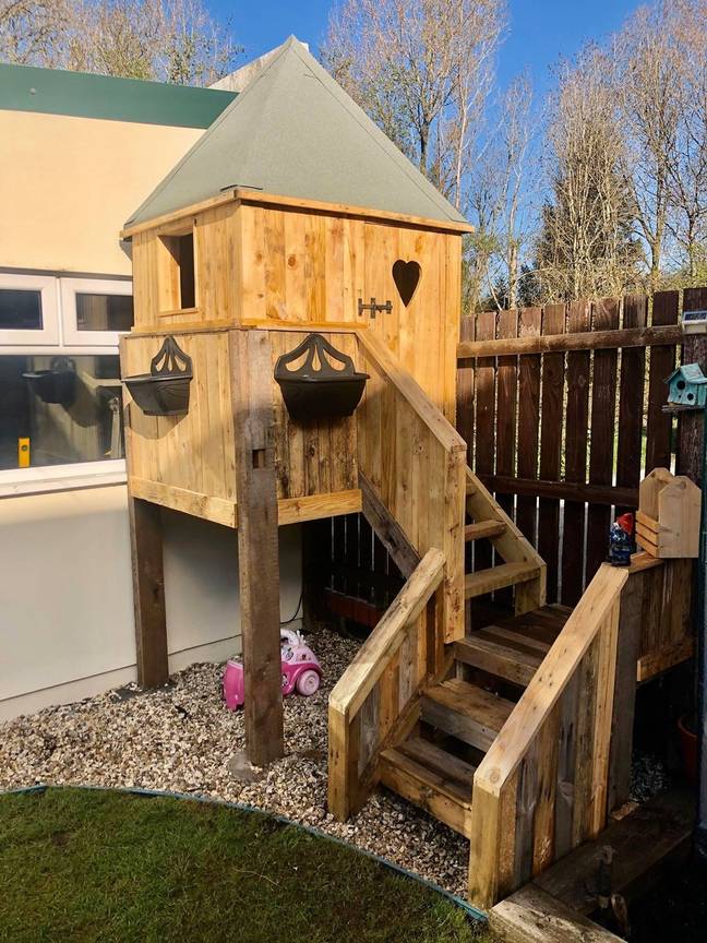 汤姆花了10英镑，为他的女儿建造令人印象深刻的树屋。信用：limentdeals.co.uk.