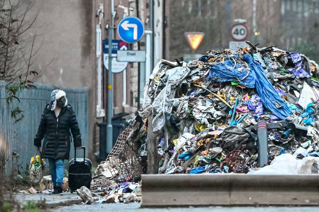 飞山斗将废物扔到西布罗姆维奇的一条街道上。信用：SWNS