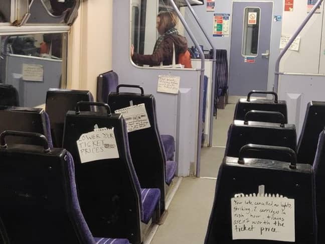 愤怒的通勤者在北部铁路火车上留下了笔记。图片来源：曼彻斯特晚报/加里·戴维斯（Gari Dav必威备用网ies）“width=