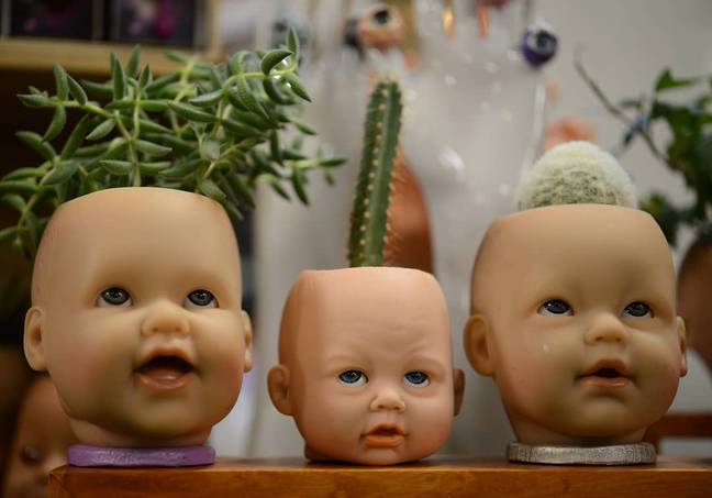 加拿大艺术家紫罗兰帕特希销售市场和在线商店的娃娃头。信用：Instagram / @ violetpatrich