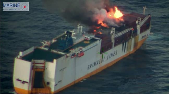 在发布五月天警报之前，船上的船员未能与火焰作斗争。信用：海洋国家