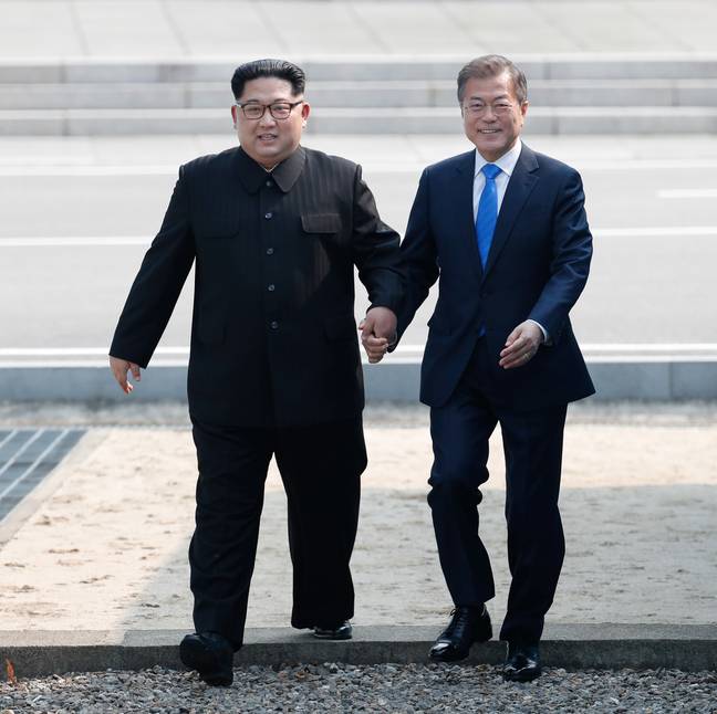 朝鲜领导人金正恩（左），韩国总统穆恩·贾恩（Moon Jae-In）。信用：PA