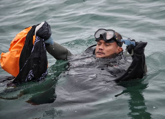 潜水员在坠机现场发现了残骸和身体部位。信用：PA