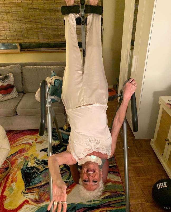 海蒂倒挂着，用她的健身球来保持健康。图片来源：Instagram