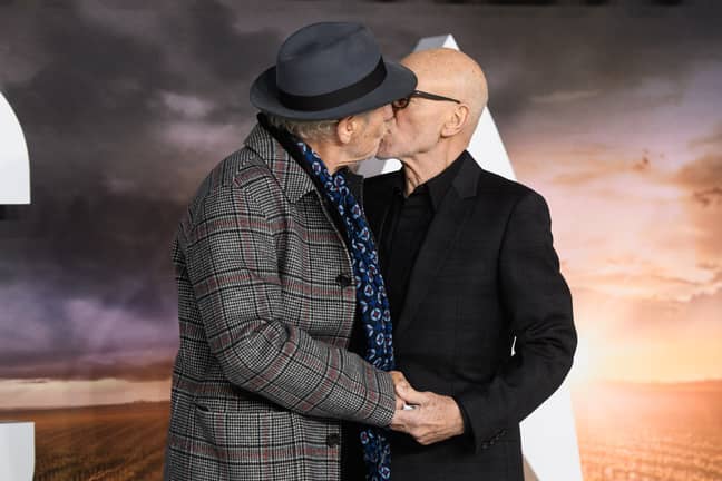 两位伴侣在本周新的《星际迷航》电影的首映式上分享了一个浪漫的吻。信用：PA