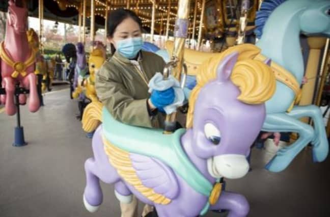 游乐设施将定期进行消毒。学分：上海迪士尼乐园