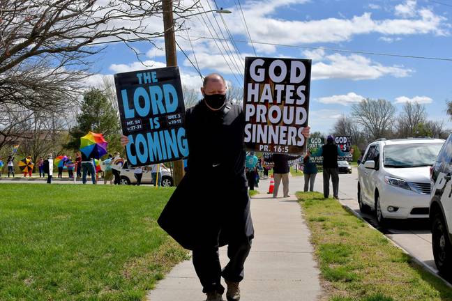 Westboro Baptist教堂的成员展示了他们众所周知的仇恨标志。信用：PA