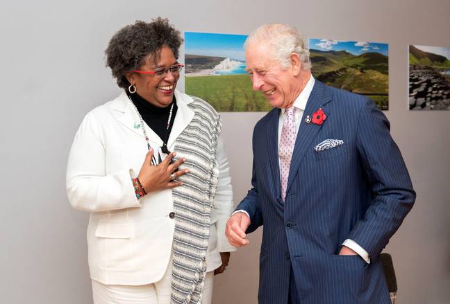 总理米娅·阿莫·莫特利（Mia Amor Mottley）与查尔斯王子（Prince Charles）。图片来源：简·巴洛（Jane Barlow）/游泳池通过路透社