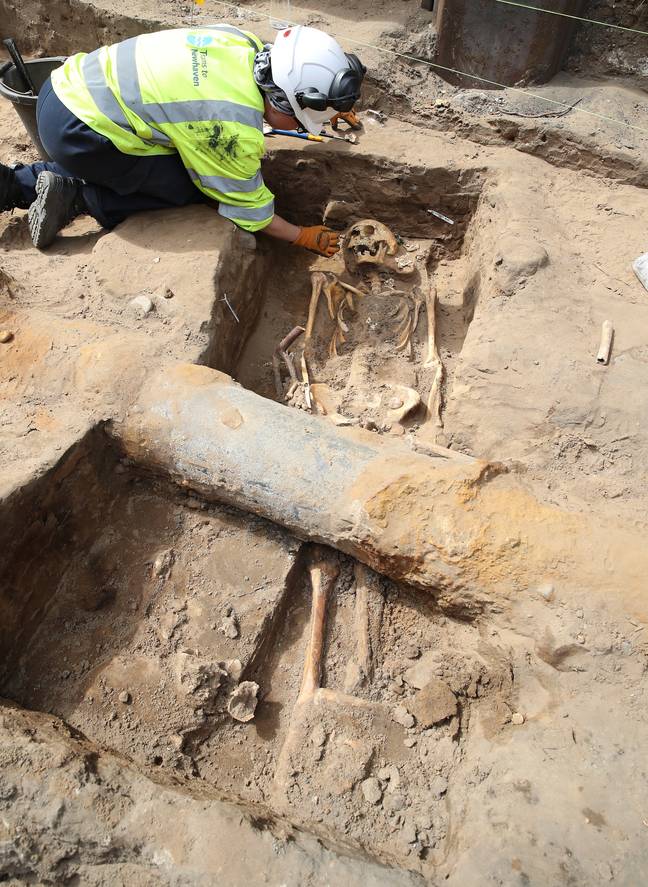 考古学家在爱丁堡的现场发现了10具尸体。信用：PA