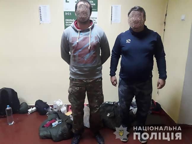 游客被乌克兰国家警察抓获，面临罚款。学分：CEN