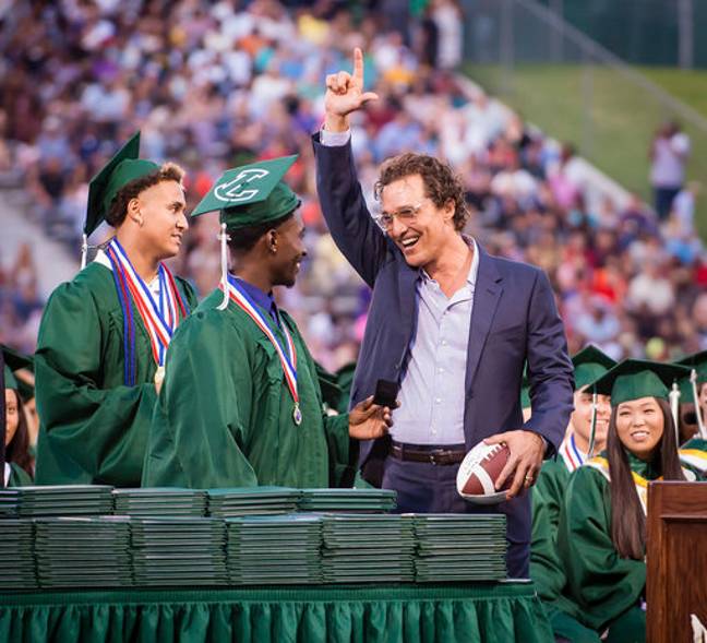 Kamden Perry，Left和Jephaniah Lister在学校的毕业典礼上用纯粹的橄榄球提供演员Matthew McConaughey。信用：PA
