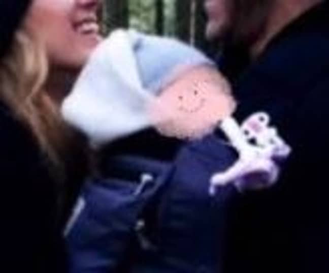 雷诺兹遮住了女婴的脸，而是选择了一个。信用：Twitter/@vancityreynolds“width=