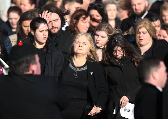 艾琳o'riordan（中心）跟随女儿的葬礼。信用：PA
