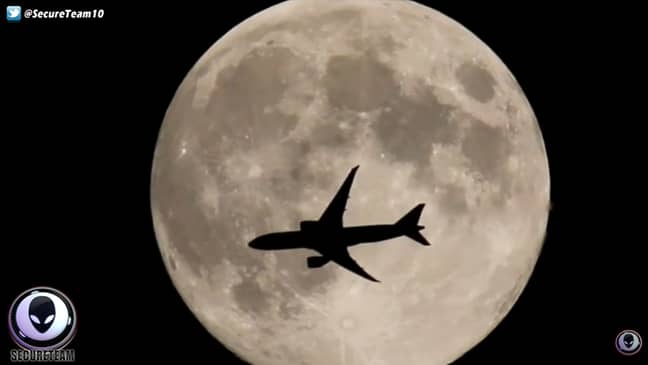飞机越过月亮