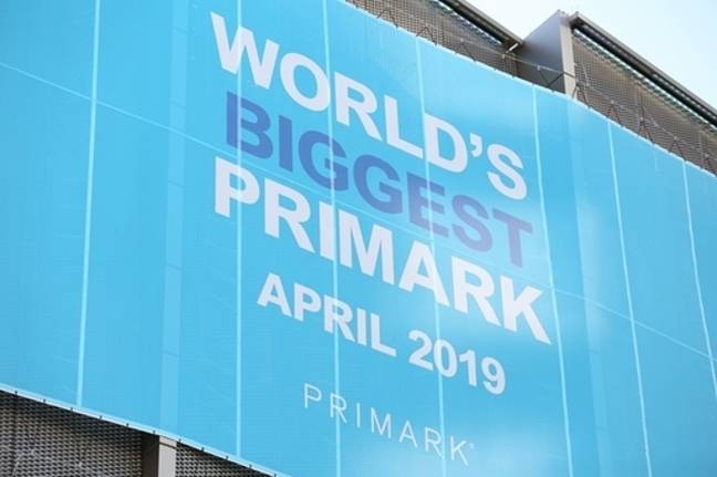 世界上最大的Primark在伯明翰开放。信用：PA“loading=