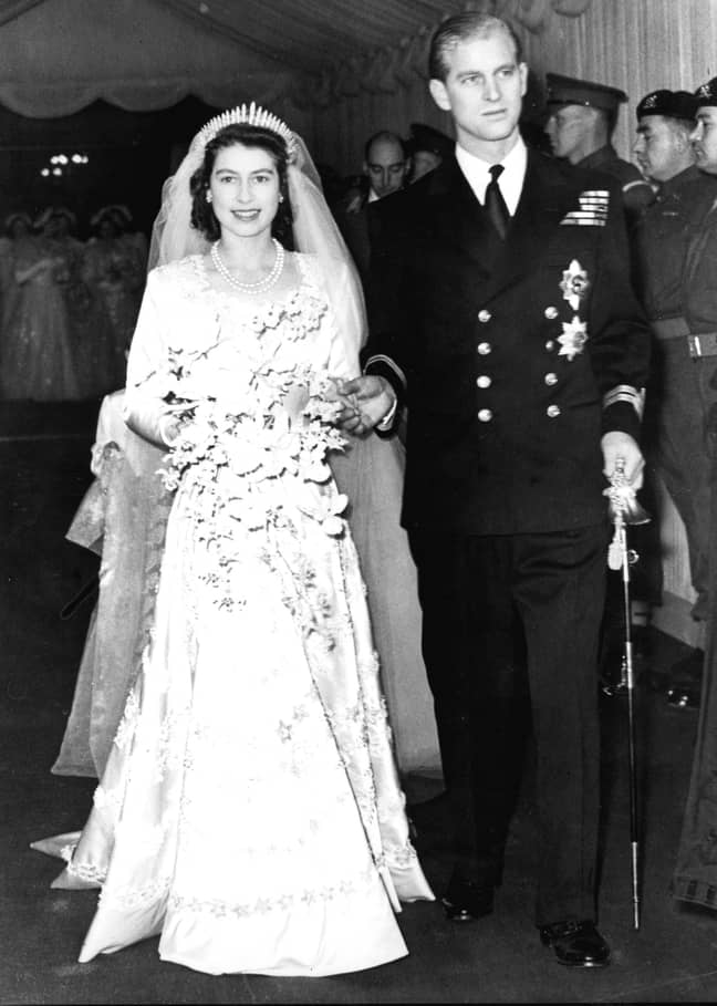 比阿特丽斯（Beatrice）戴着玛丽皇后的边缘头饰，与皇后在1947年婚礼那天穿着的风格相匹配（信用：PA）