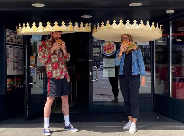 汉堡王（Burger King）引入了“社会遥远的王冠”，以帮助客户分开。信用：汉堡王“width=