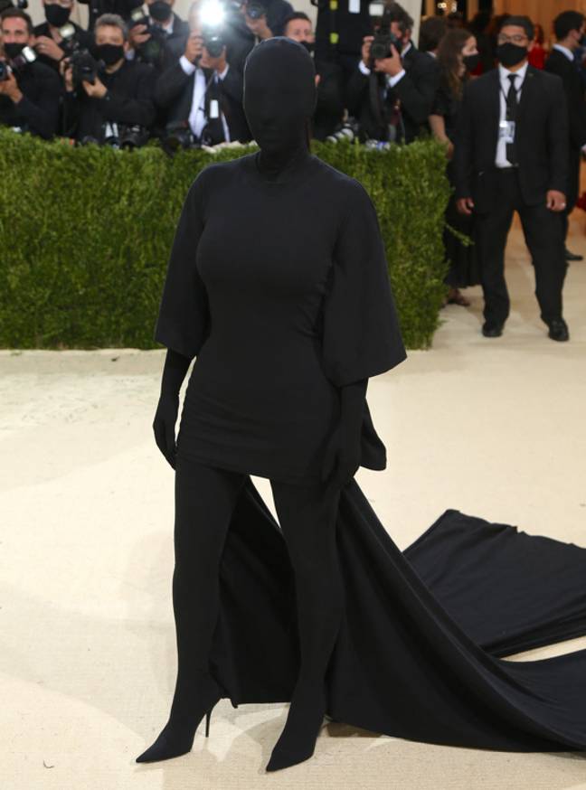 金·卡戴珊（Kim Kardashian）展示了令人大开眼界的全黑巴伦西亚（Balenciaga）服装。信用：PA“width=